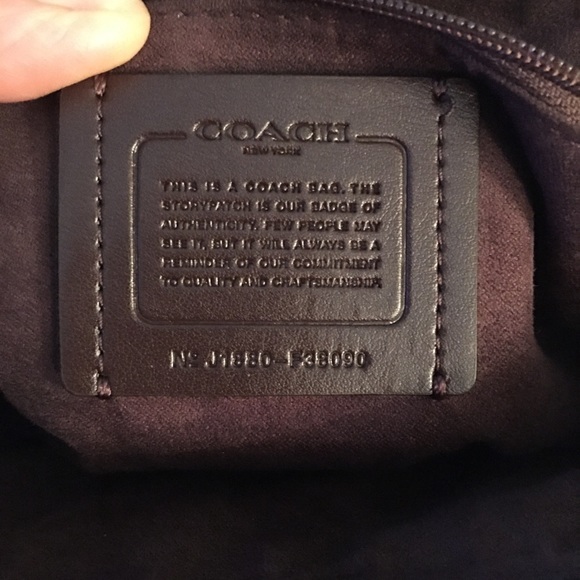 NWT. Coach
SIGNATURE LEATHER ZIP TOP TOTE - Picture 6 of 6